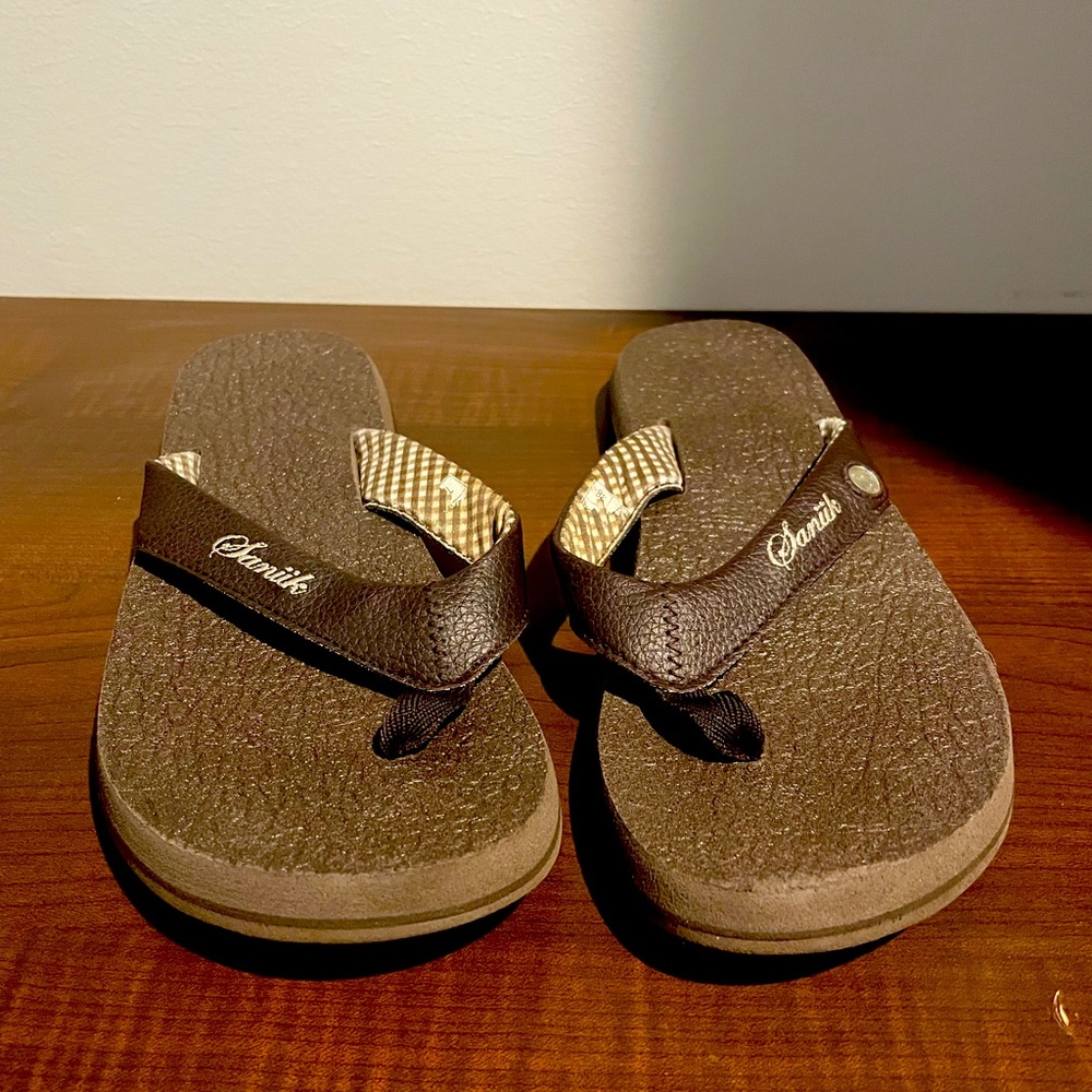 Sanuk brown flip-flops